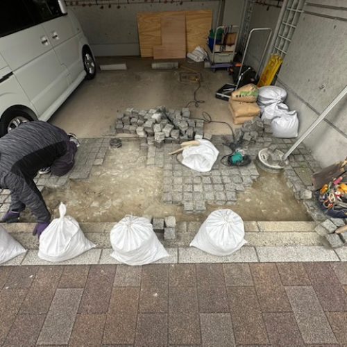 I邸P土間インターロッキング施工中１