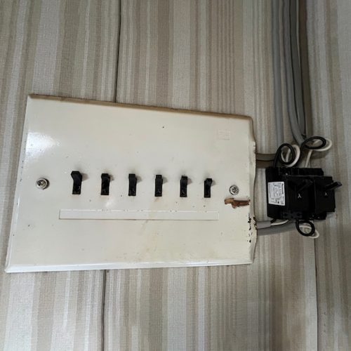 東区M邸_分電盤前１
