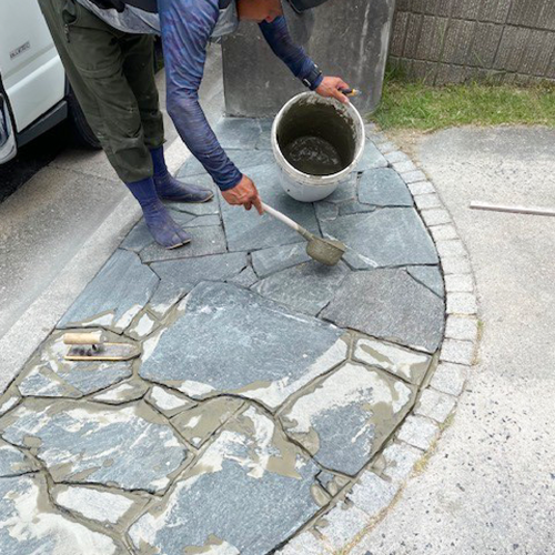 玄関前タイル_広島市東区U邸_施工中02