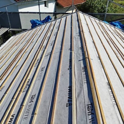 高村納屋屋根４途中