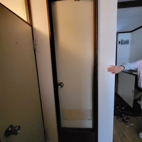 Ｇ邸浴室入口扉前１